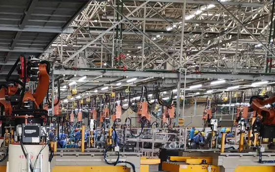 未來|智能工廠是用人還是焊接機器人？